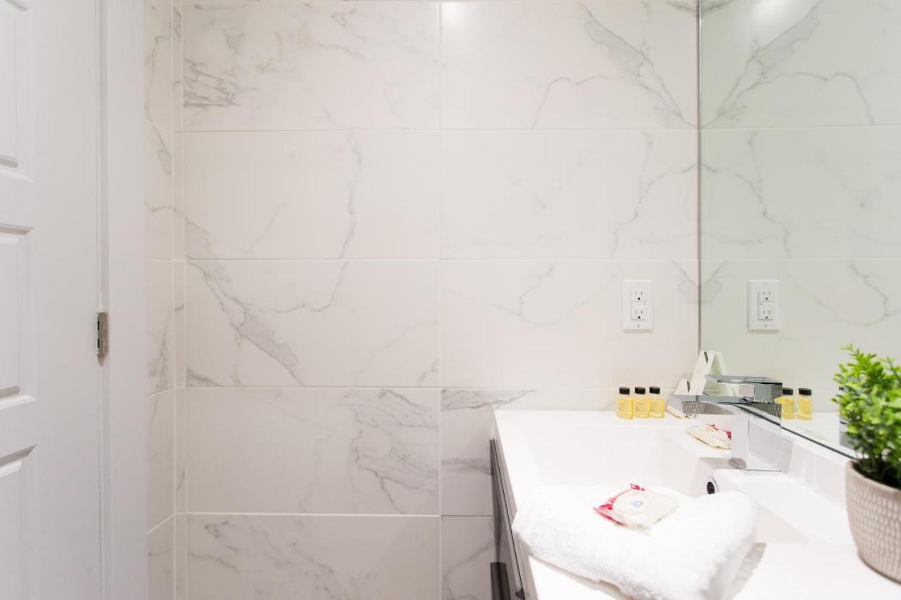 Serene And Styled Little Italy Full Bath By Den Apartamento Montreal