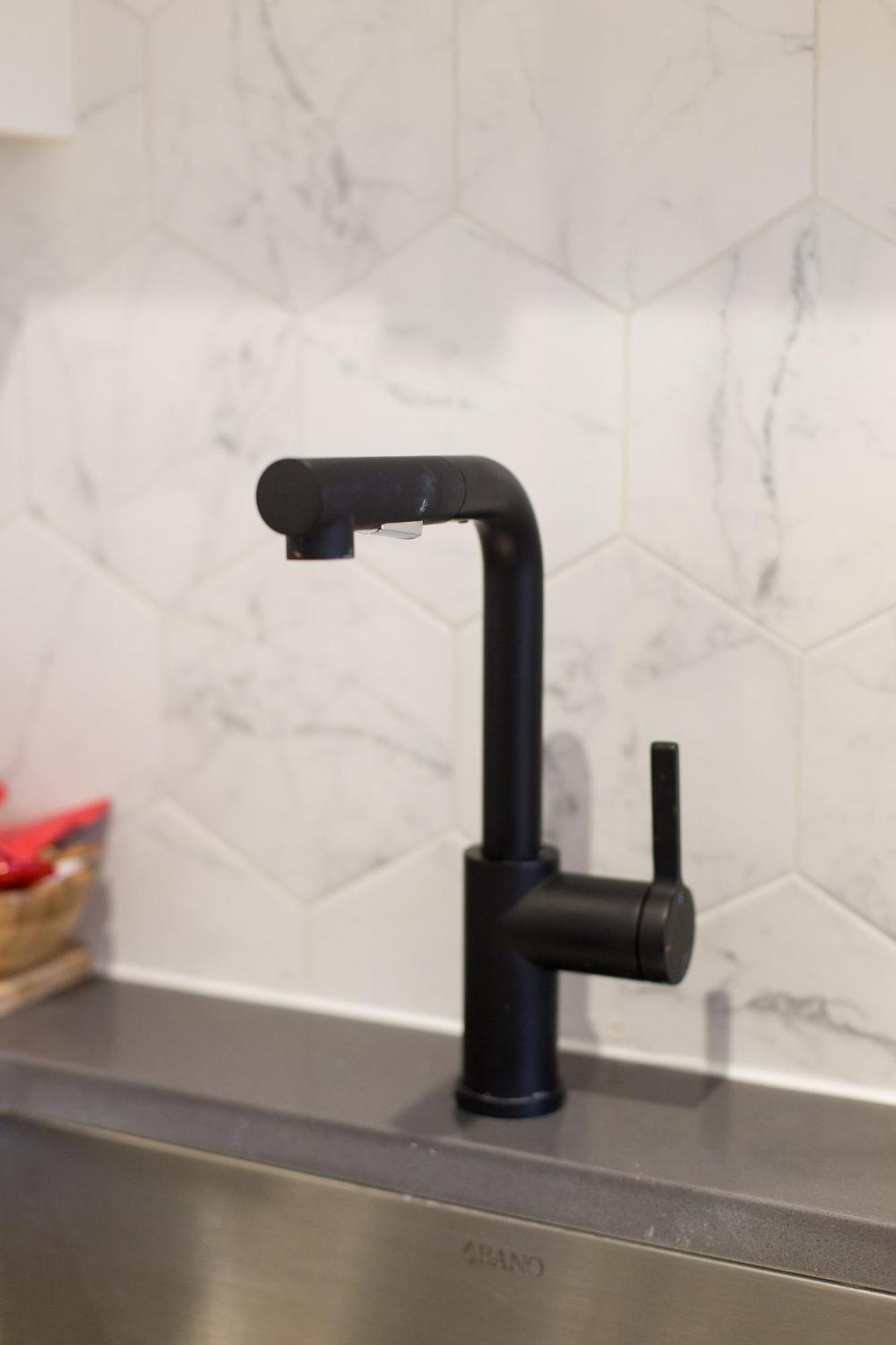 Serene And Styled Little Italy Full Bath By Den Apartamento Montreal